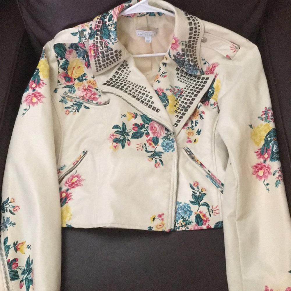 Very nice Ashley Nell Tipton jacket✨